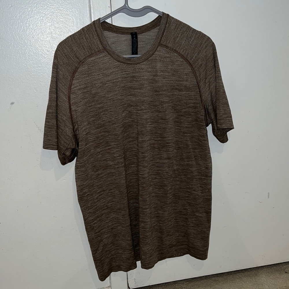 Lululemon size medium short sleeve shirt
